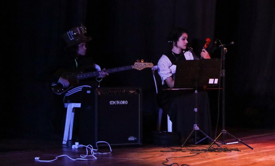 Estudantes encenam Noite na Taverna