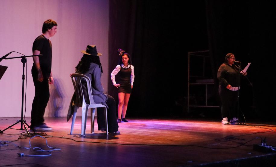 Estudantes encenam Noite na Taverna