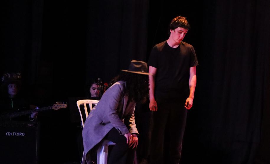 Estudantes encenam Noite na Taverna