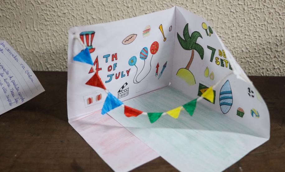 Trabalhos artísticos de estudantes, em exposição