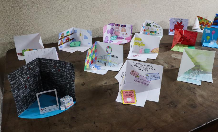 Trabalhos artísticos de estudantes, em exposição