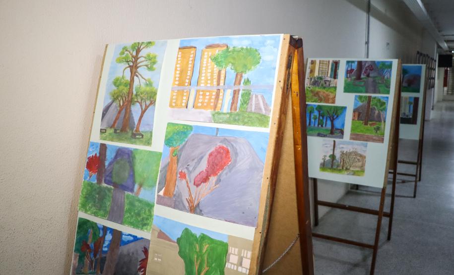 Trabalhos artísticos de estudantes, em exposição