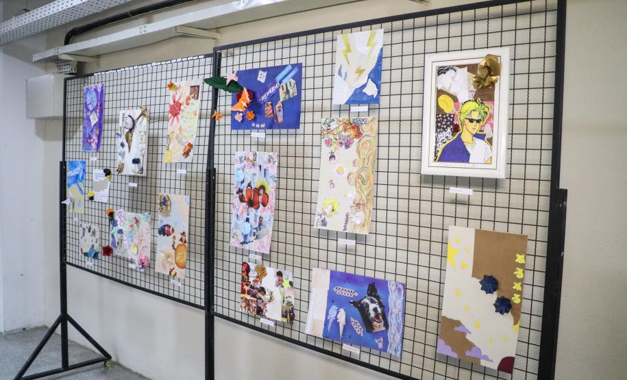 Trabalhos artísticos de estudantes, em exposição
