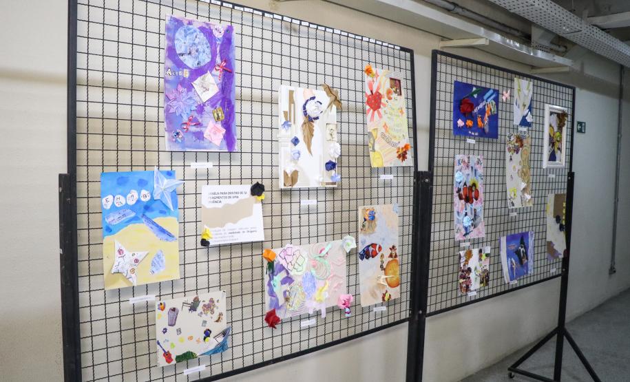 Trabalhos artísticos de estudantes, em exposição