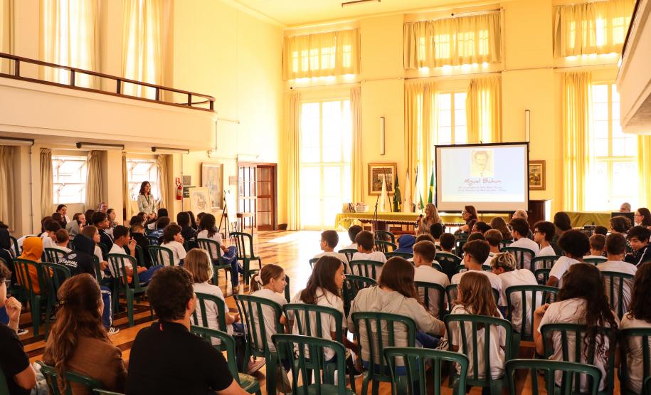 Breno recebe prêmio de concurso Miguel Bakun