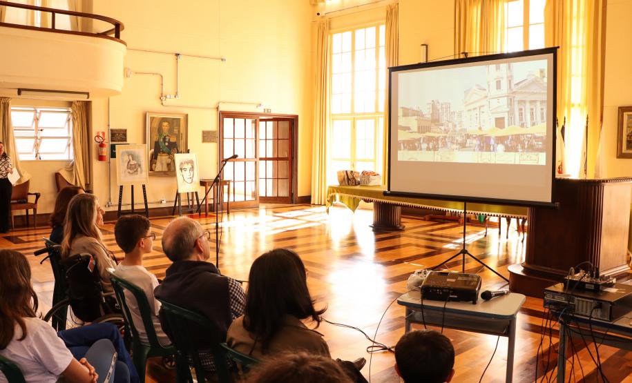 Breno recebe prêmio de concurso Miguel Bakun