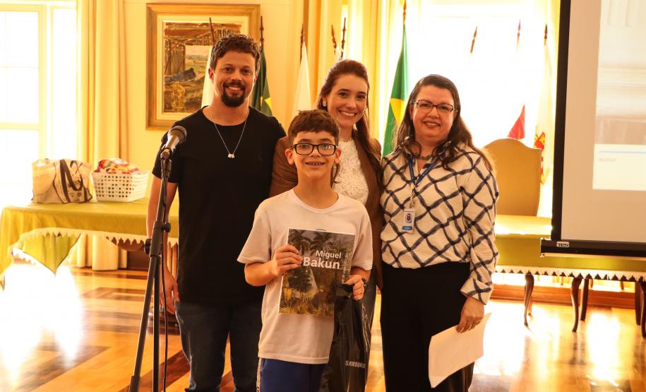 Breno recebe prêmio de concurso Miguel Bakun