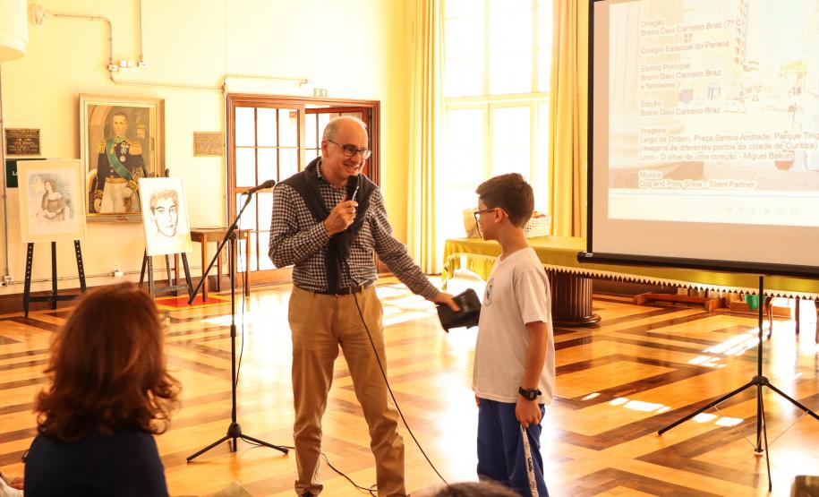 Breno recebe prêmio de concurso Miguel Bakun