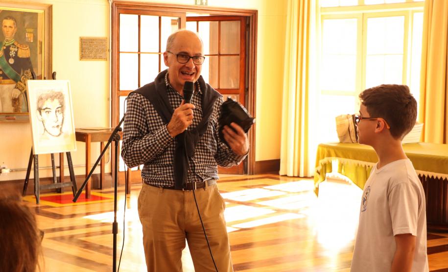 Breno recebe prêmio de concurso Miguel Bakun