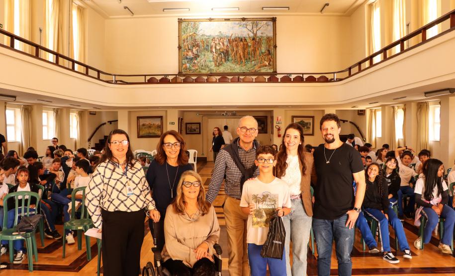 Breno recebe prêmio de concurso Miguel Bakun