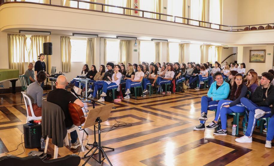 Aula de História do Brasil, com música