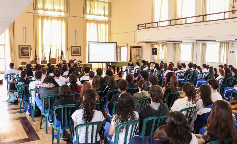 Aula de História do Brasil, com música