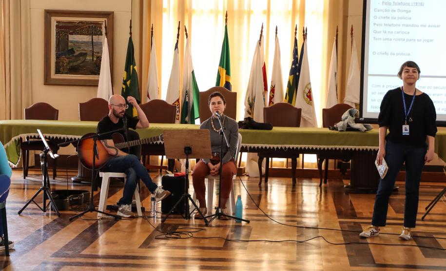 Aula de História do Brasil, com música