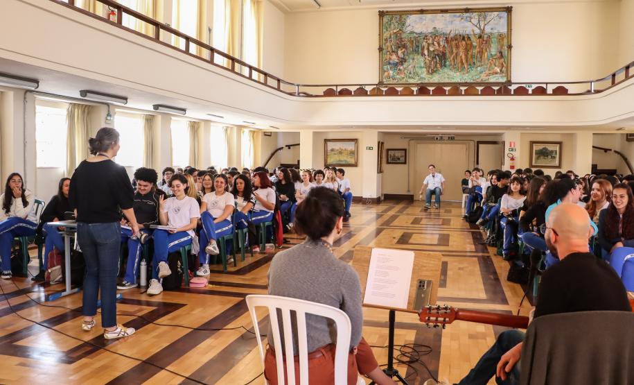 Aula de História do Brasil, com música