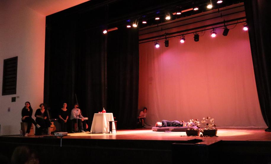 Estudantes do Grutinha encenam