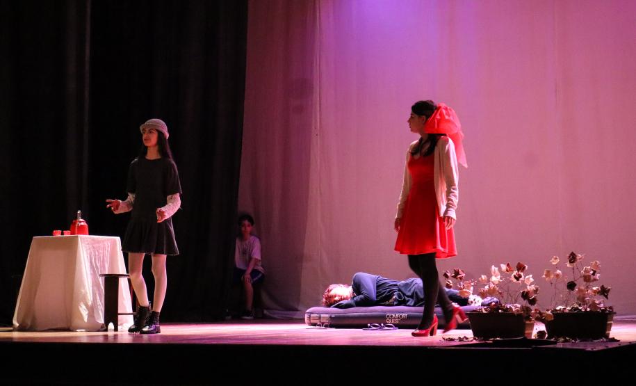 Estudantes do Grutinha encenam