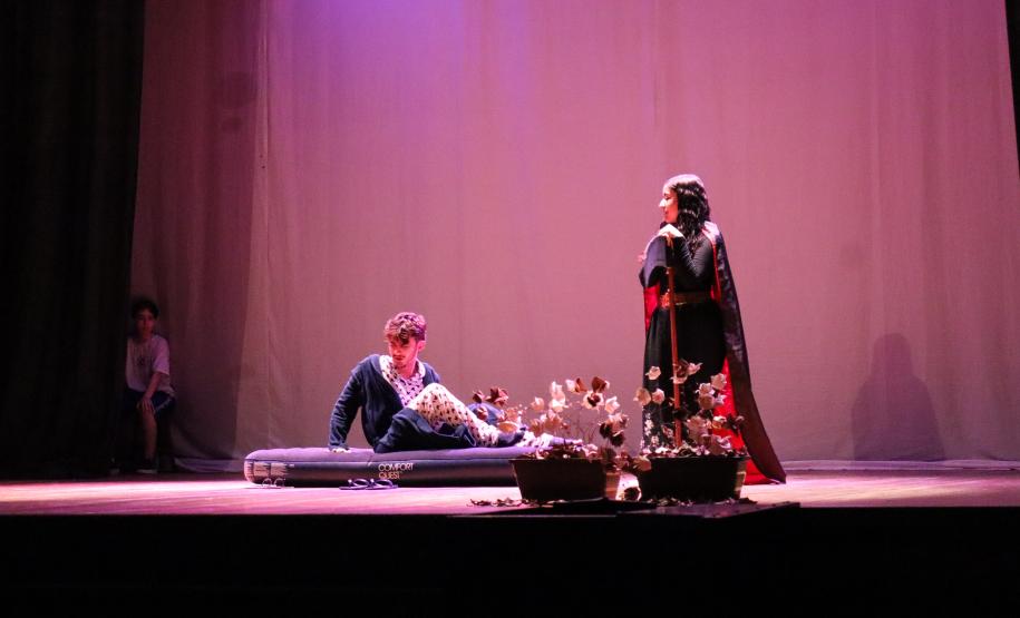 Estudantes do Grutinha encenam