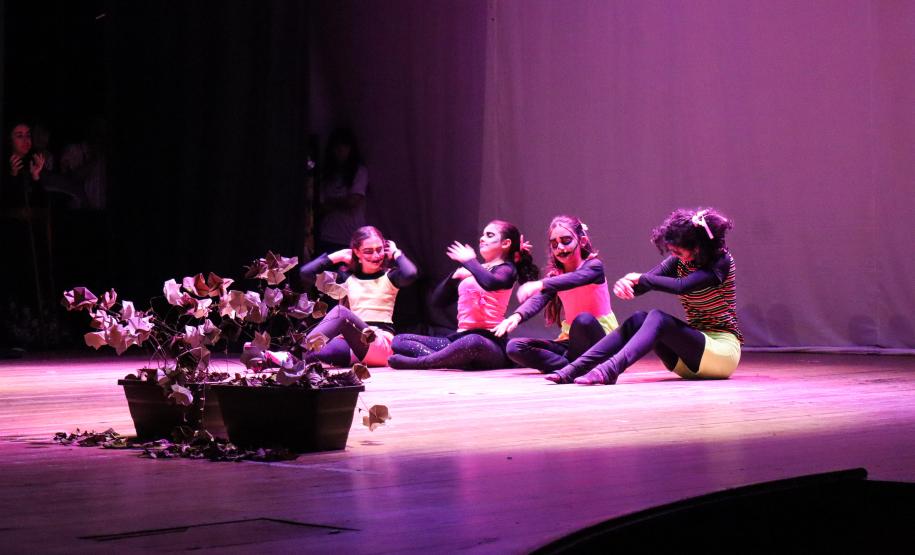 Estudantes do Grutinha encenam