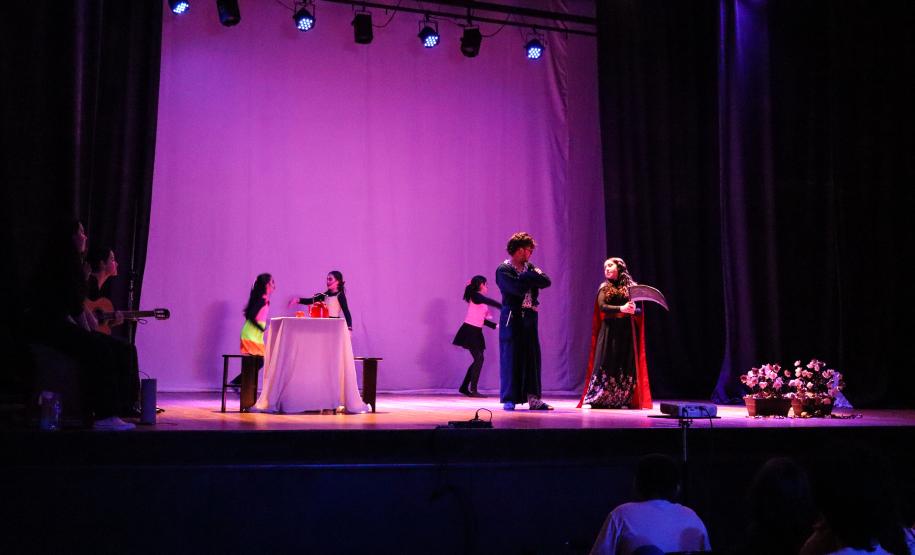 Estudantes do Grutinha encenam