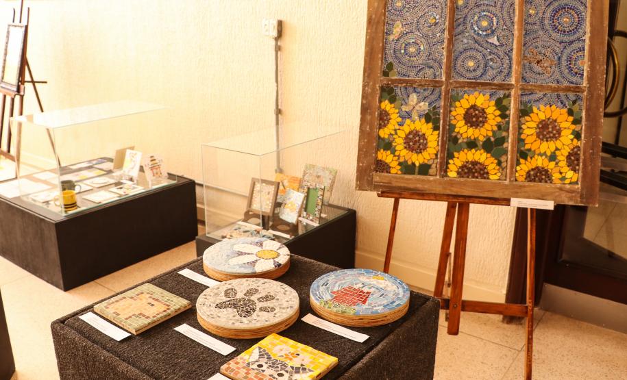 Peças em exposição na mostra dos modulados de Decalque em Porcelana e de Mosaico