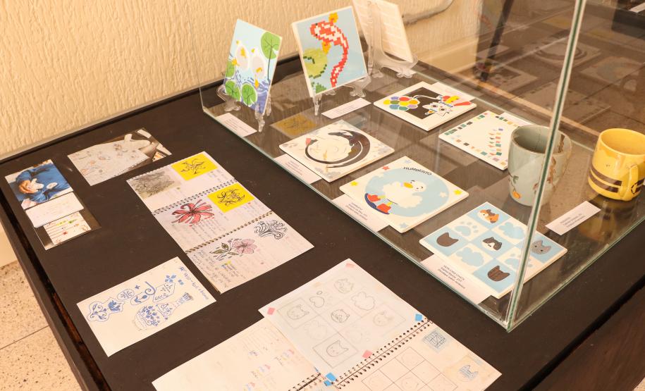 Peças em exposição na mostra dos modulados de Decalque em Porcelana e de Mosaico