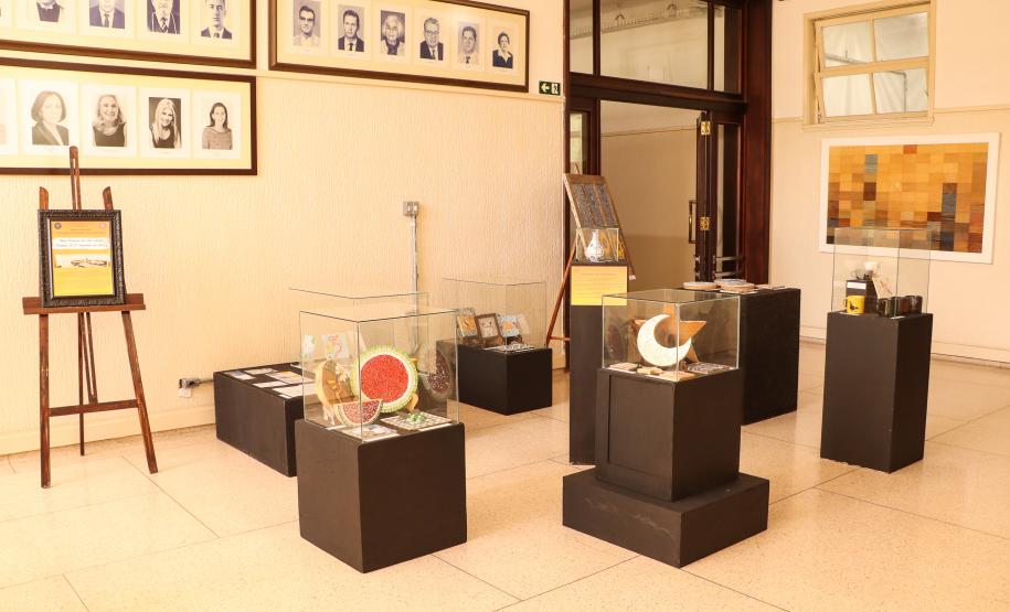 Peças em exposição na mostra dos modulados de Decalque em Porcelana e de Mosaico