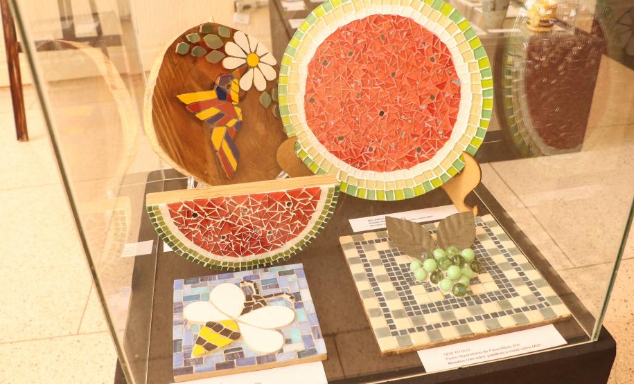 Peças em exposição na mostra dos modulados de Decalque em Porcelana e de Mosaico