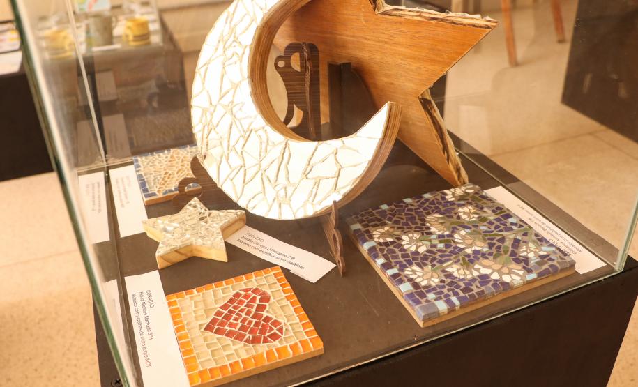 Peças em exposição na mostra dos modulados de Decalque em Porcelana e de Mosaico