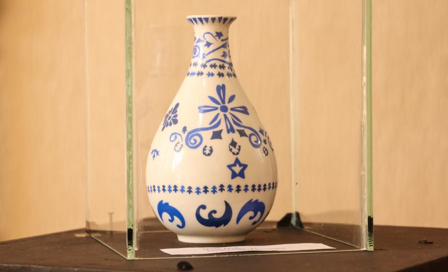 Peças em exposição na mostra dos modulados de Decalque em Porcelana e de Mosaico