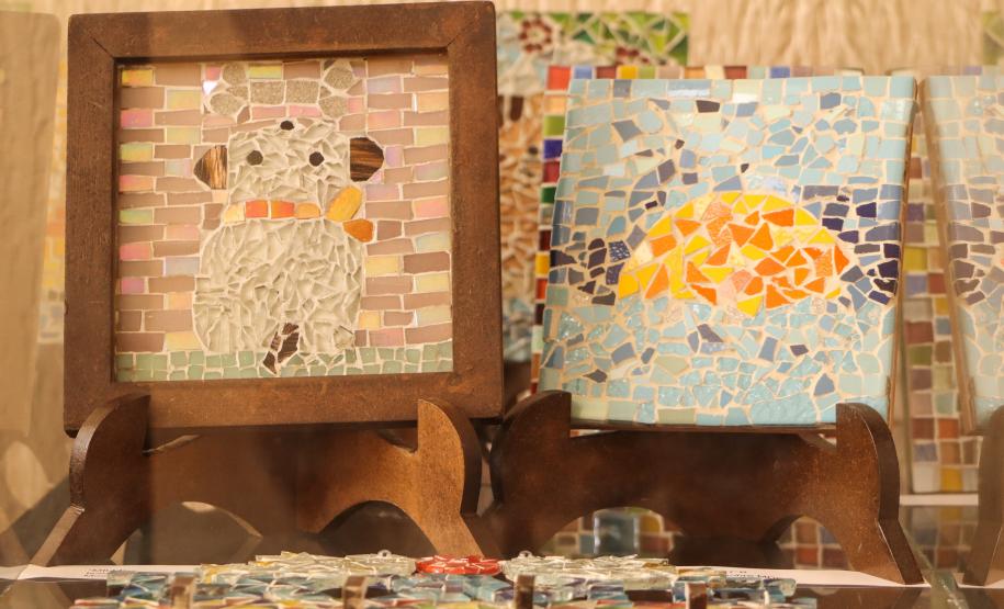 Peças em exposição na mostra dos modulados de Decalque em Porcelana e de Mosaico