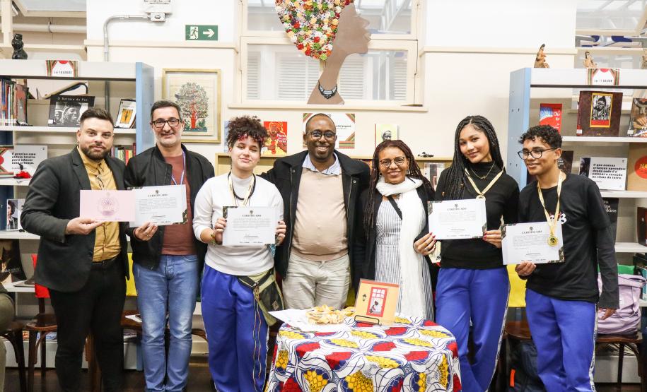 Participantes da equipe Akomabu CEP recebem certificado da Obereri