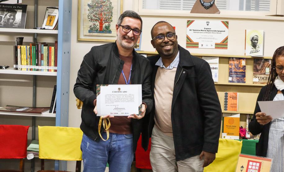 Participantes da equipe Akomabu CEP recebem certificado da Obereri