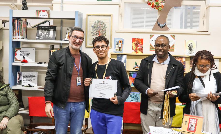 Participantes da equipe Akomabu CEP recebem certificado da Obereri