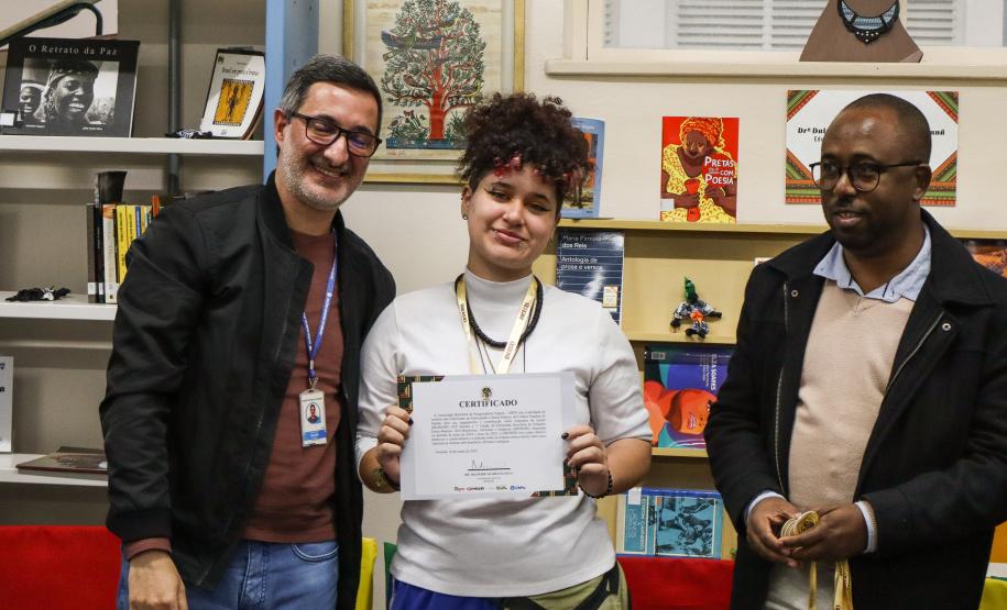 Participantes da equipe Akomabu CEP recebem certificado da Obereri