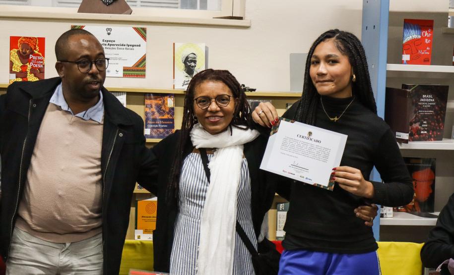 Participantes da equipe Akomabu CEP recebem certificado da Obereri