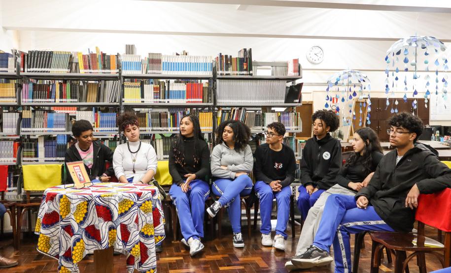 Participantes da equipe Akomabu CEP recebem certificado da Obereri