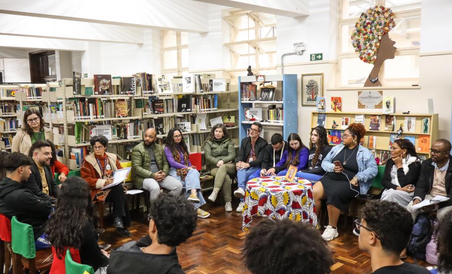 Participantes da equipe Akomabu CEP recebem certificado da Obereri