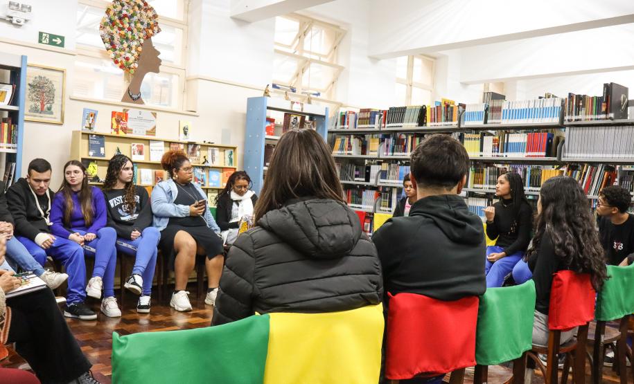 Participantes da equipe Akomabu CEP recebem certificado da Obereri