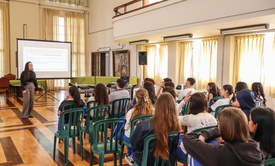 Karin Maceno faz palestra sobre anatomia dental