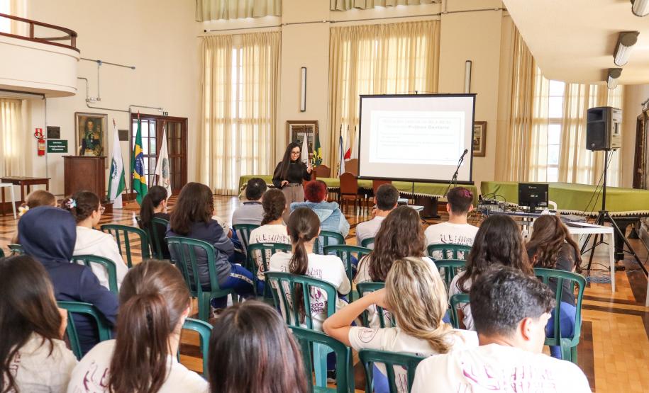 Karin Maceno faz palestra sobre anatomia dental