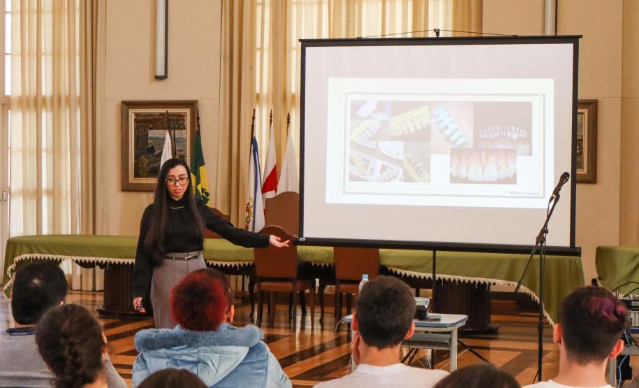 Karin Maceno faz palestra sobre anatomia dental