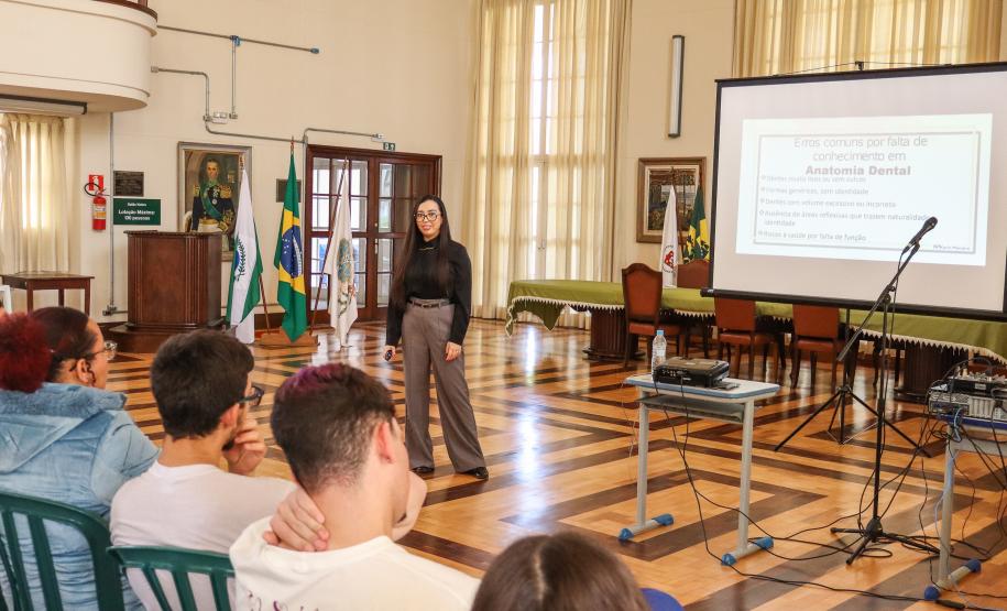 Karin Maceno faz palestra sobre anatomia dental