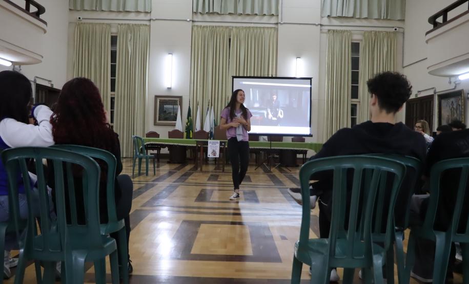 Graduandas em Psicologia em debate com os estudantes do ensino médio noturno