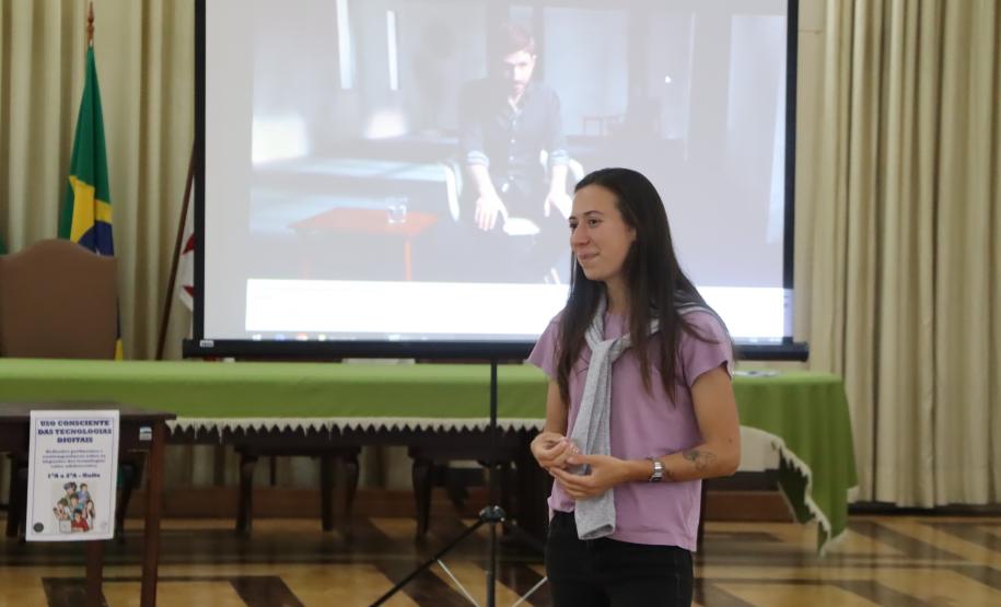 Graduandas em Psicologia em debate com os estudantes do ensino médio noturno
