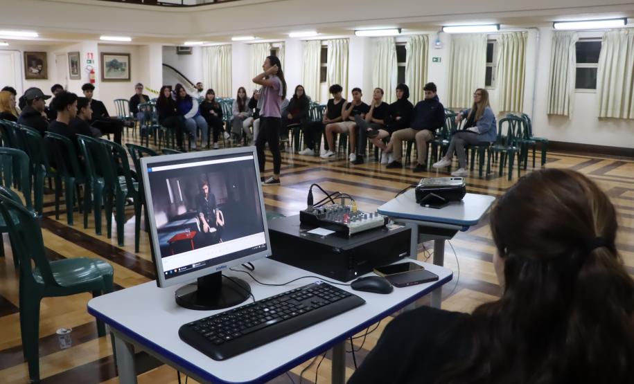 Graduandas em Psicologia em debate com os estudantes do ensino médio noturno
