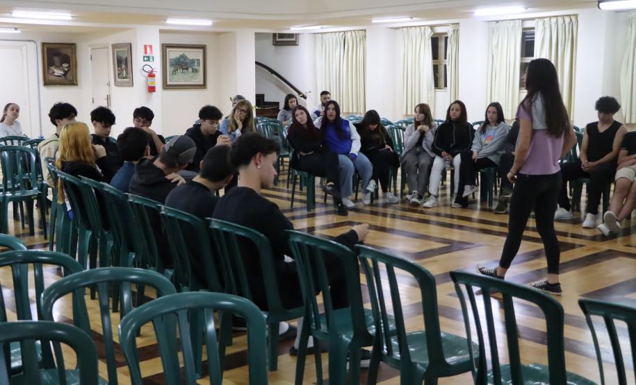 Graduandas em Psicologia em debate com os estudantes do ensino médio noturno