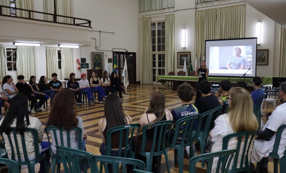 Graduandas em Psicologia em debate com os estudantes do ensino médio noturno