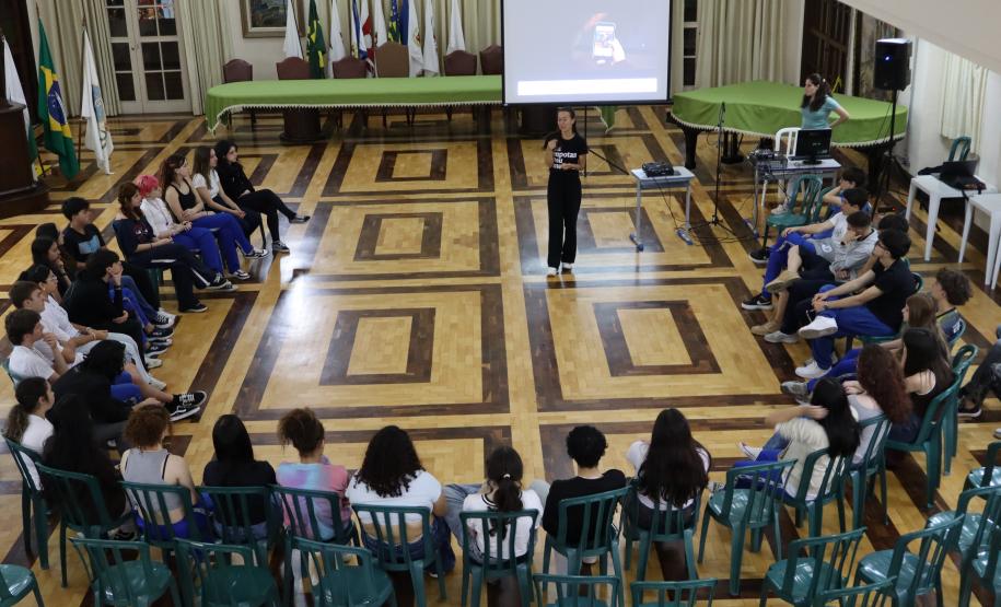 Graduandas em Psicologia em debate com os estudantes do ensino médio noturno