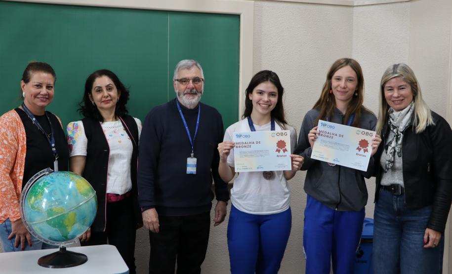Estudantes recebem medalha e certificado da Olimpíada Brasileira de Geografia