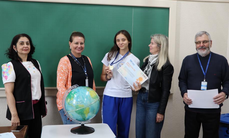 Estudantes recebem medalha e certificado da Olimpíada Brasileira de Geografia